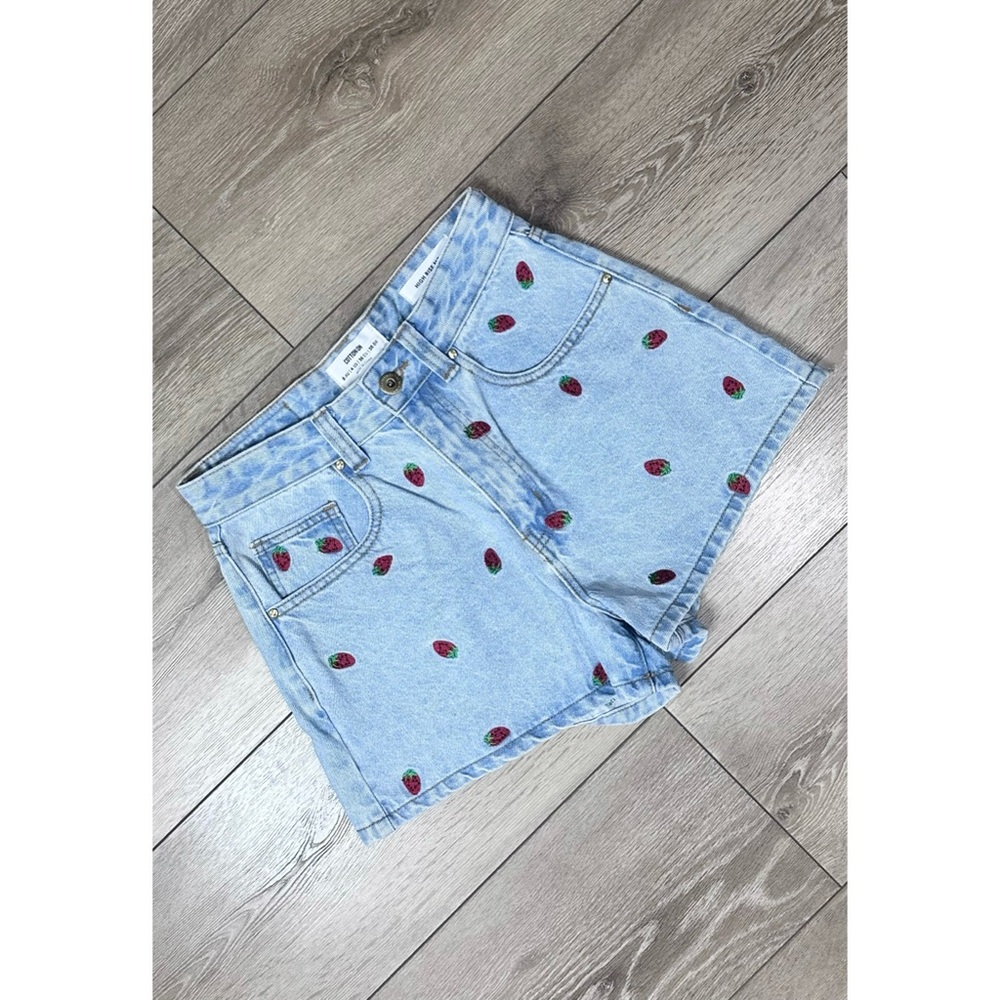 Cotton On High Rise Mom Shorts Strawberry Embroidery - Picture 2 of 14